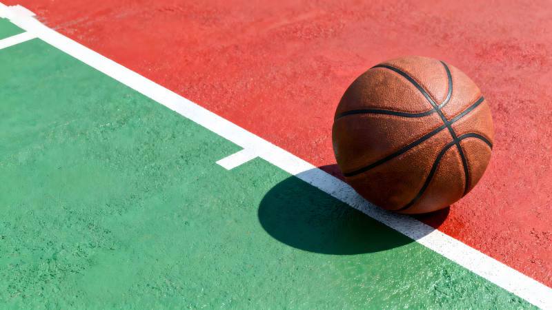 篮球在球场上图片