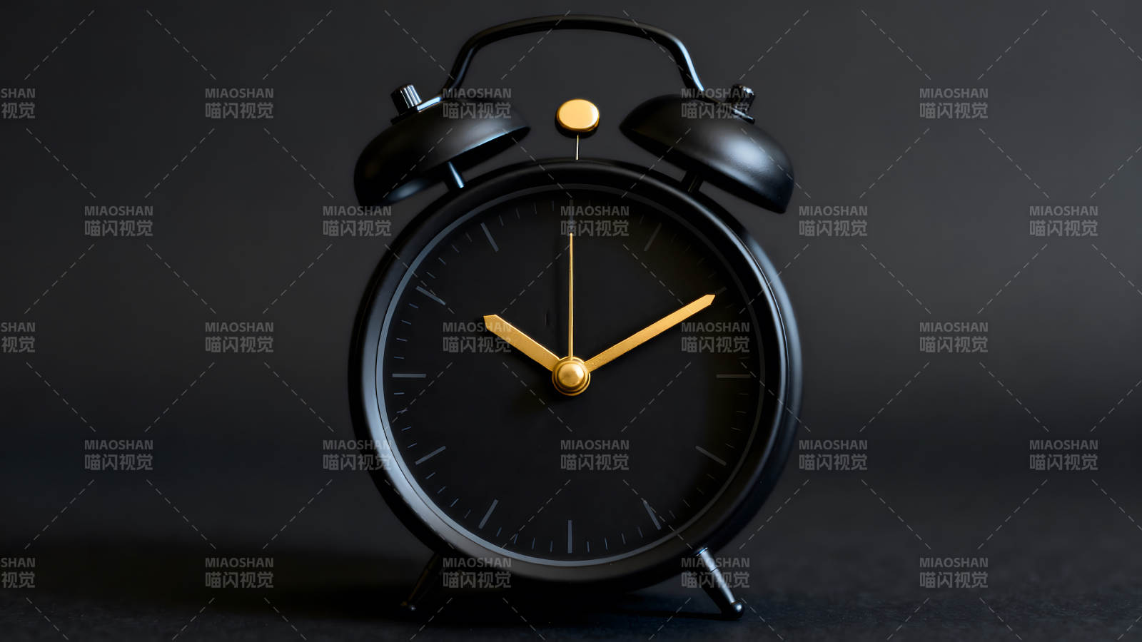 黑色闹钟细节特写金色指针图片