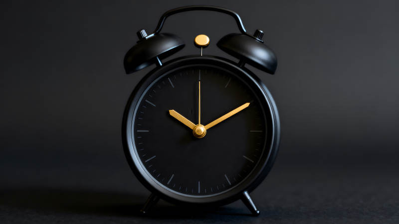 黑色闹钟细节特写金色指针图片