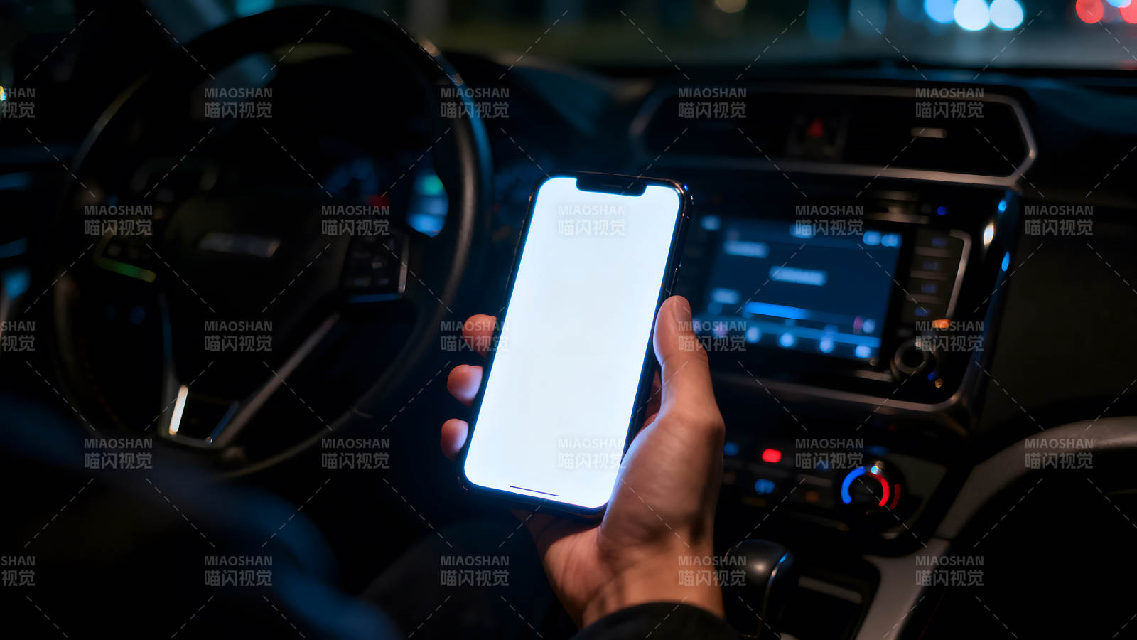 车内手机显示屏夜晚场景图片