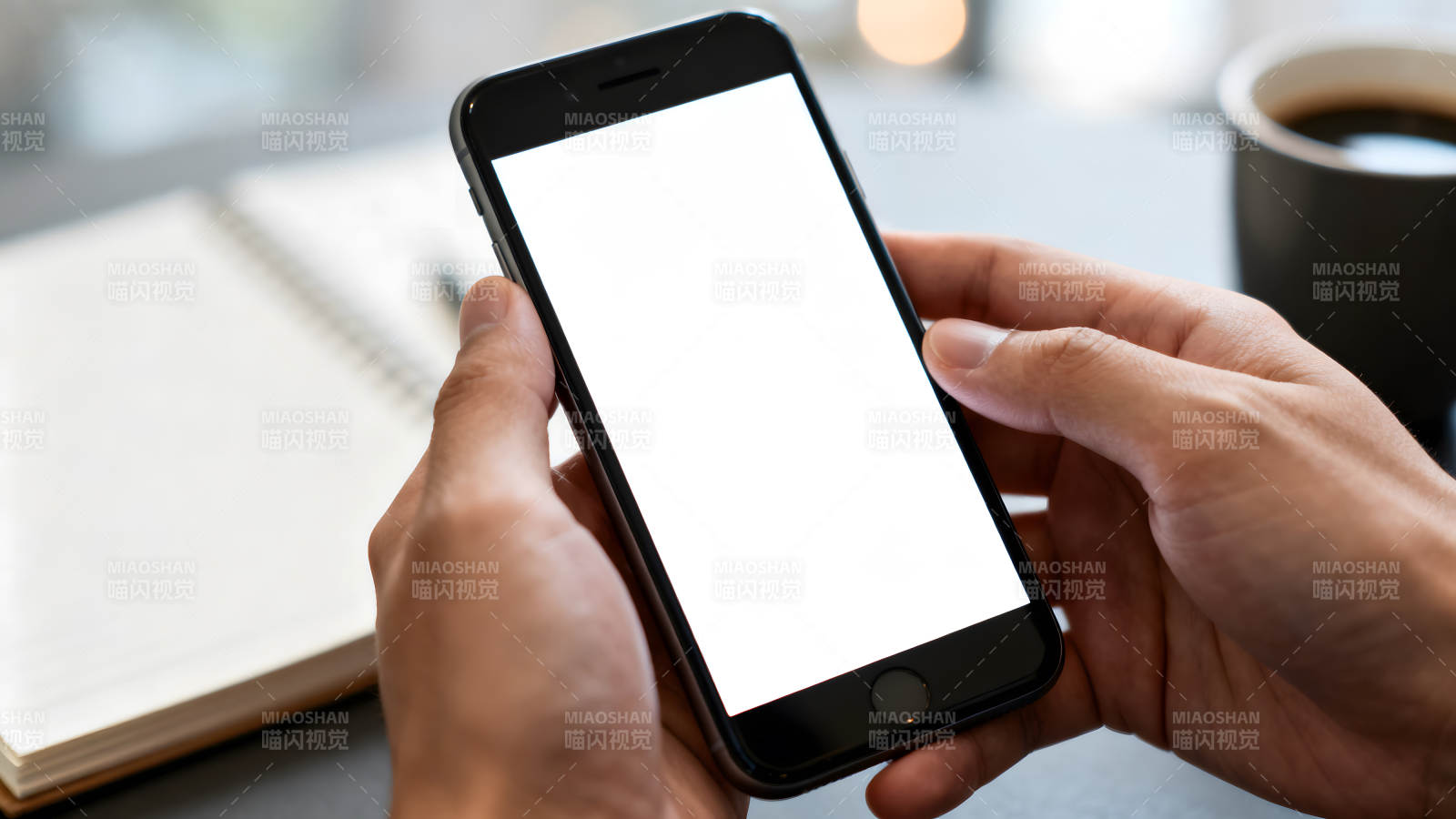 手持手机展示空白屏幕图片