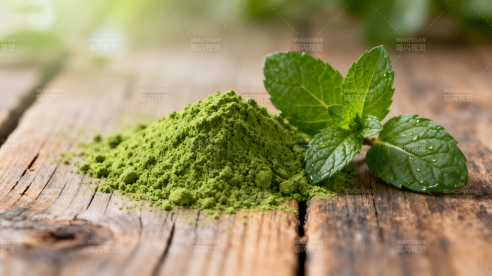 抹茶粉和薄荷叶的特写图片