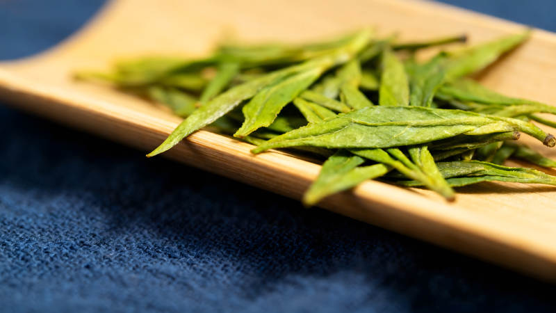 绿茶特写展示在木盘上图片