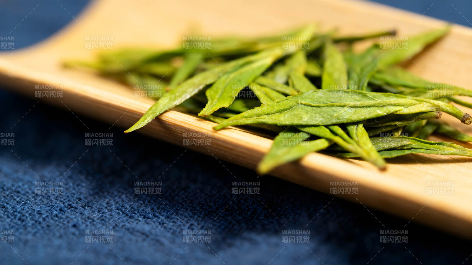 绿茶特写展示在木盘上图片