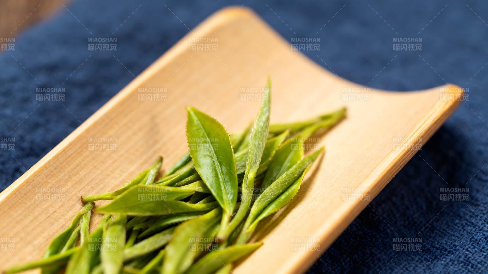 茶叶置于木盘上图片