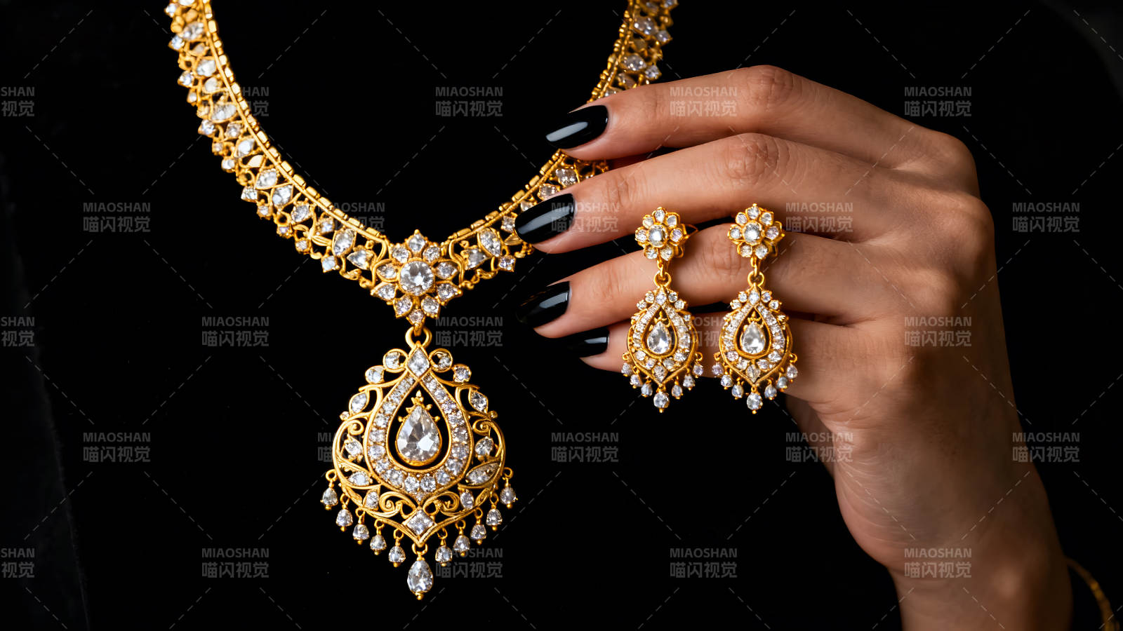华丽的黄金珠宝首饰搭配黑色美甲图片