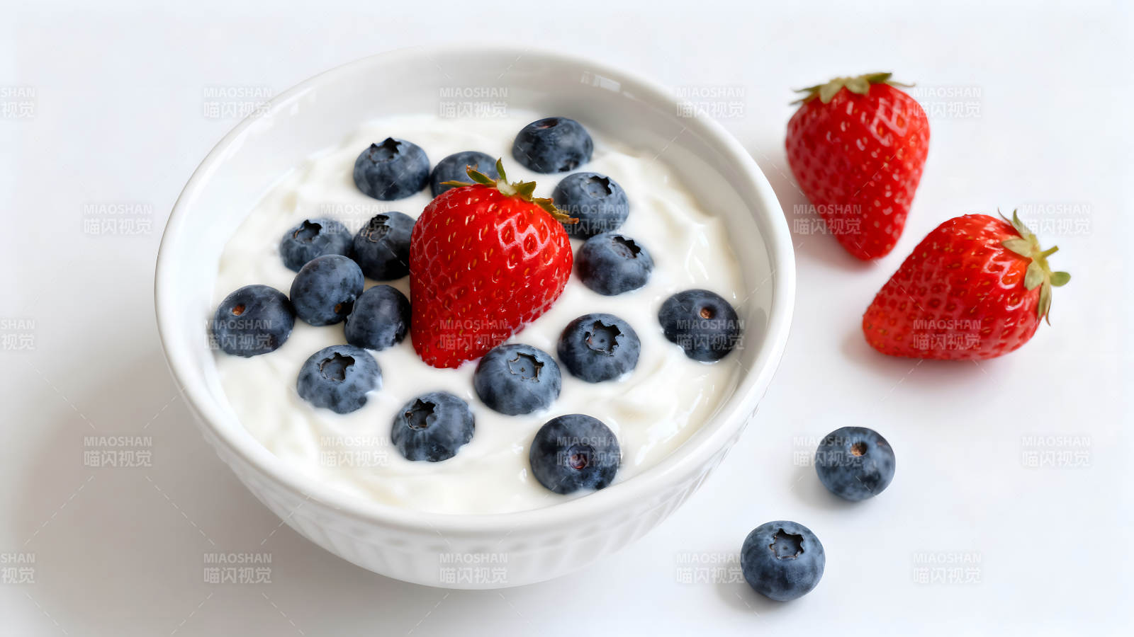 酸奶加水果的健康早餐图片