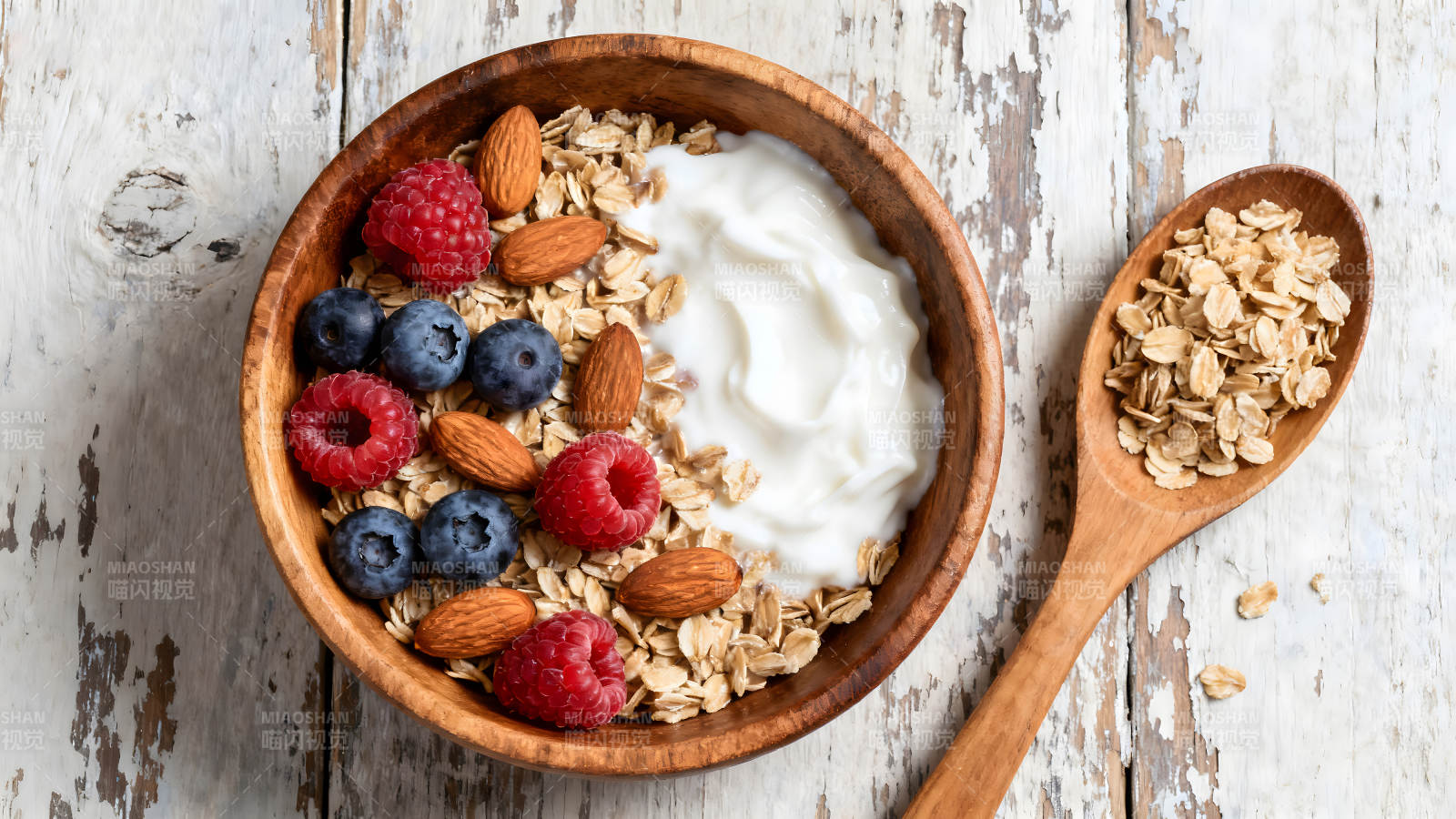 燕麦酸奶水果组合早餐图片