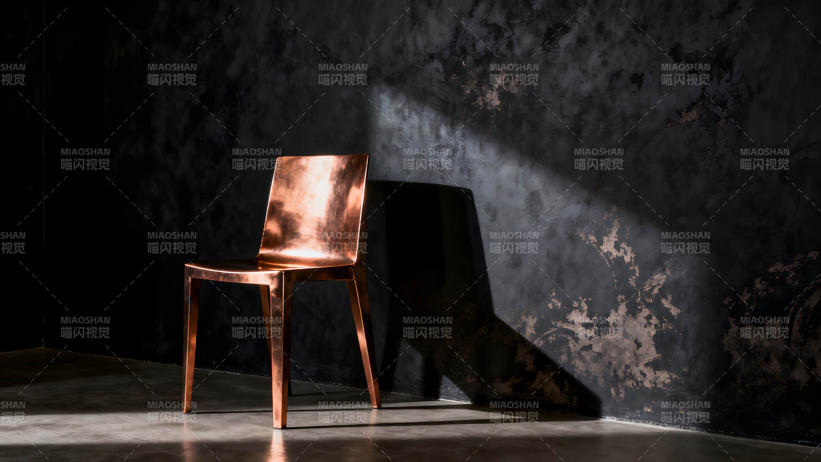 铜制椅子伫立在黑色背景下图片