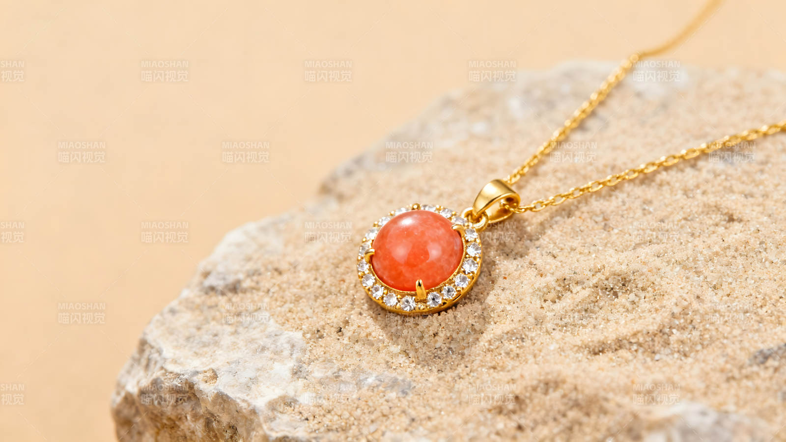 金饰项链特写展示图片