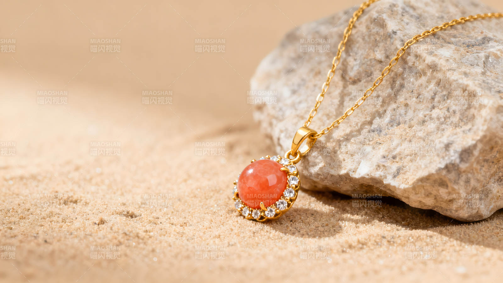 项链石头沙滩特写图片