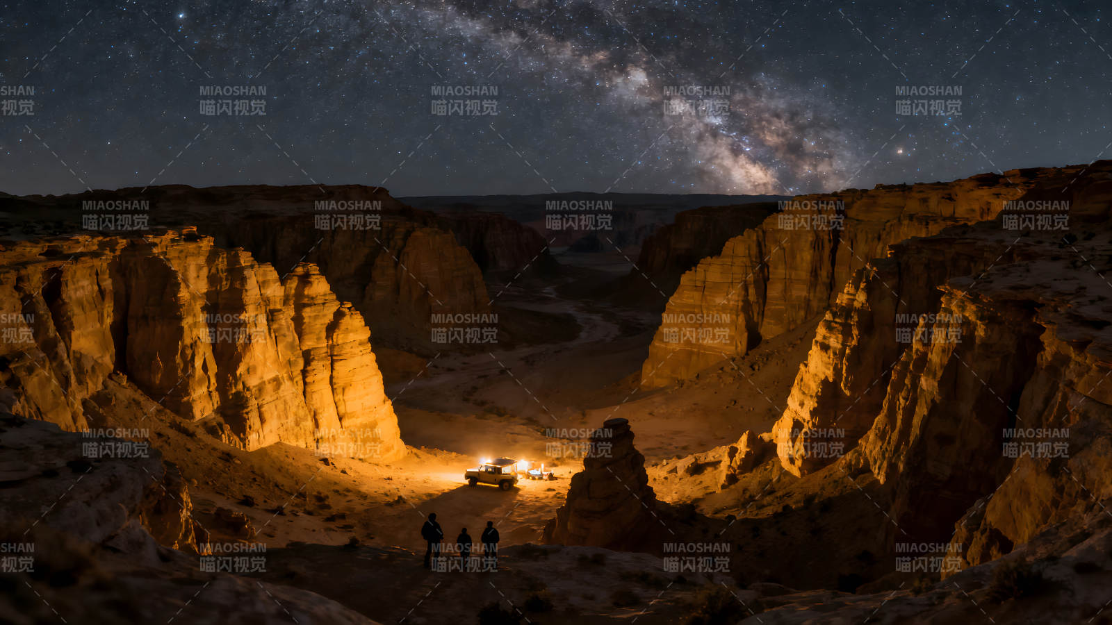 峡谷星空下的营地灯光图片