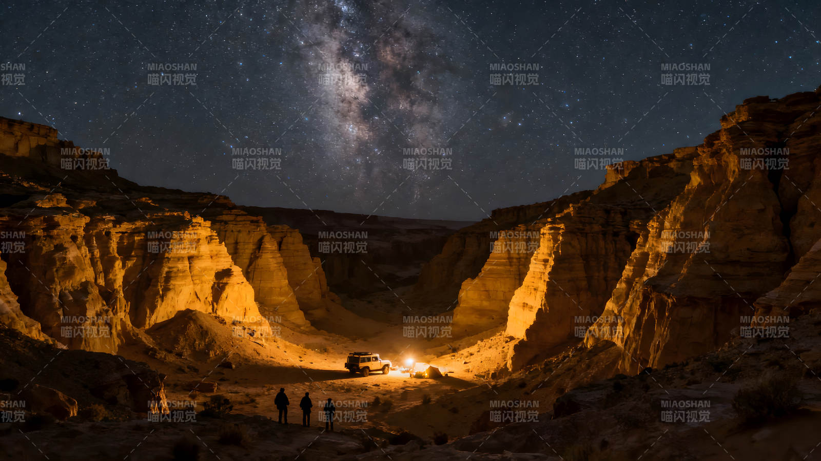 峡谷星空下的露营地图片