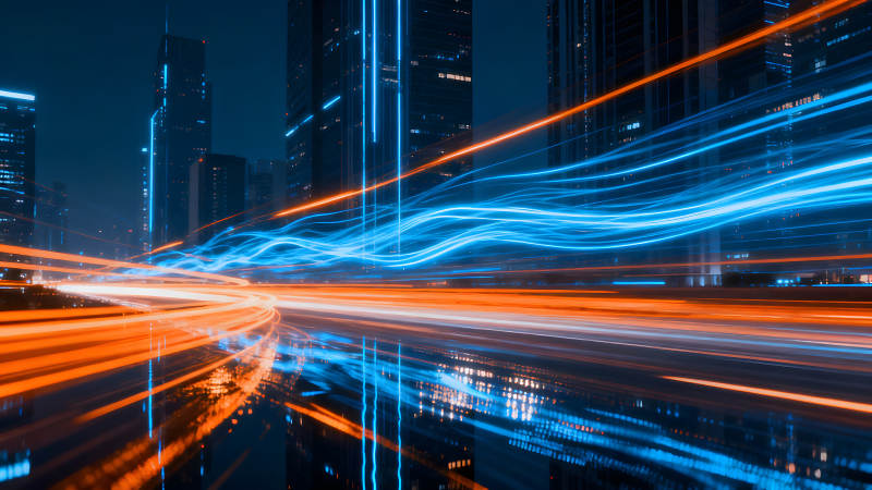 夜幕下城市光轨交织景象图片