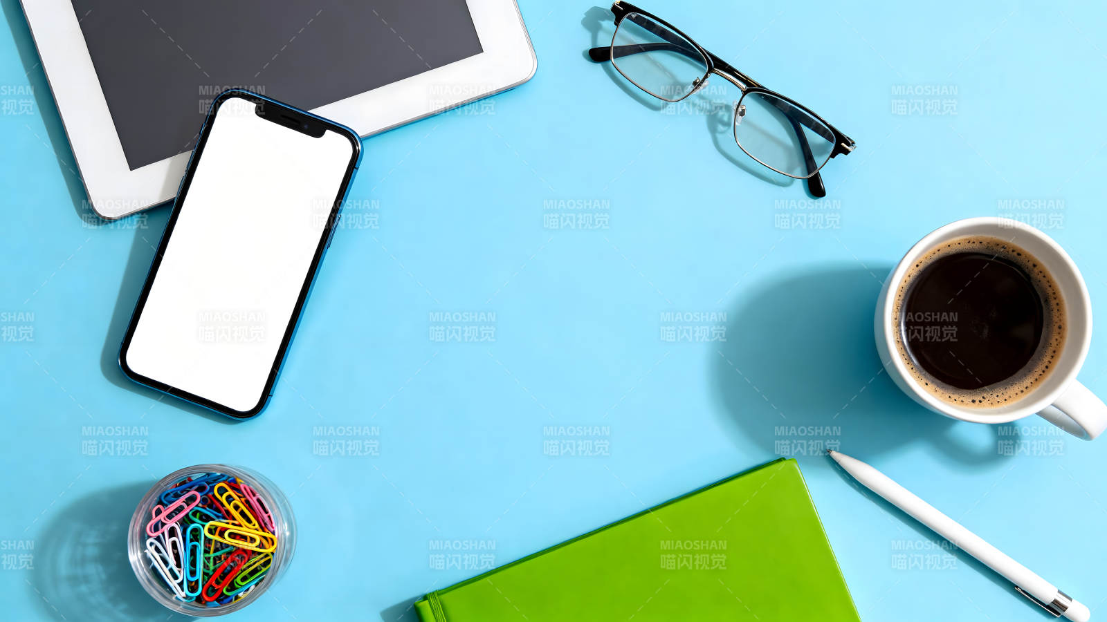 办公桌面的日常静物摆拍图片