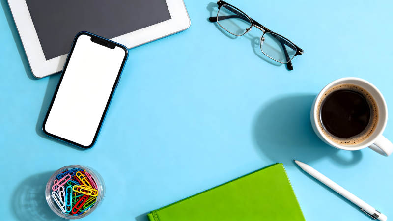 办公桌面的日常静物摆拍图片