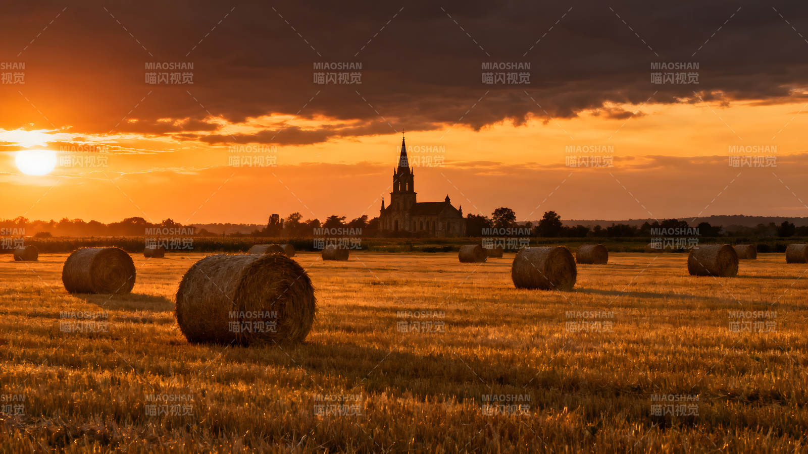 田野教堂金黄夕阳光线图片