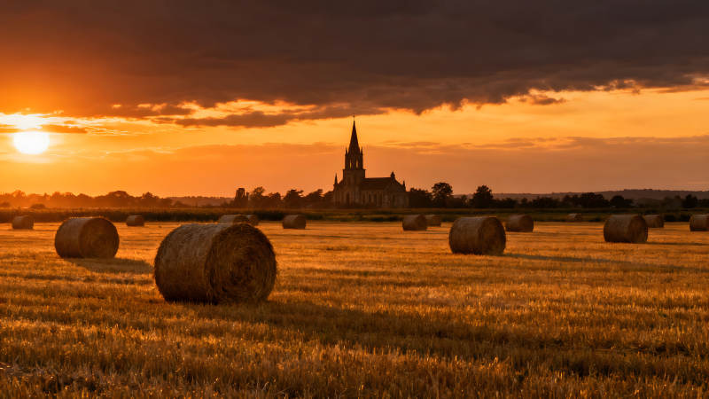 田野教堂金黄夕阳光线图片
