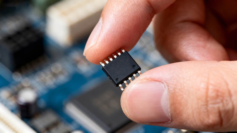 手持集成电路芯片特写图片