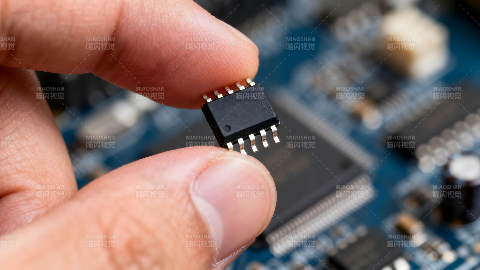 手持芯片特写电路板背景图片