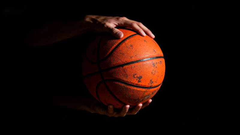 双手捧着篮球的特写照片图片