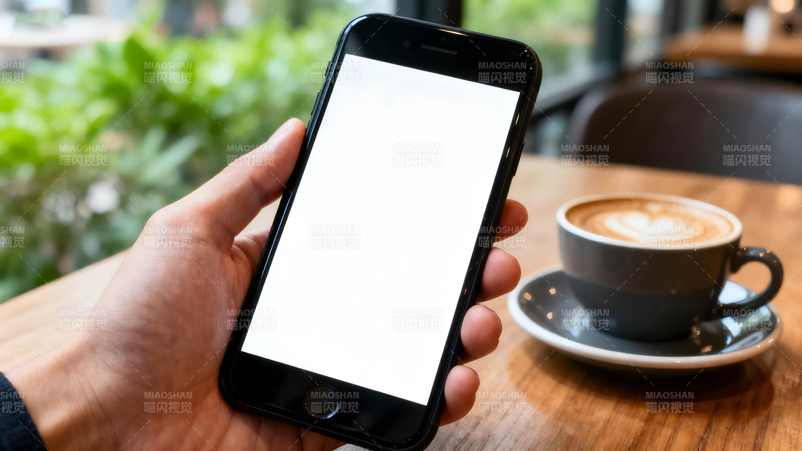 手持手机咖啡桌上惬意时光图片