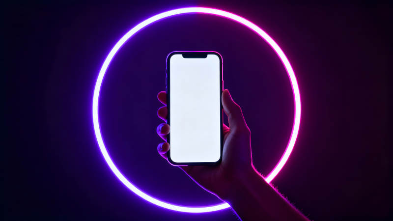 手机与霓虹灯环绕的未来感图片