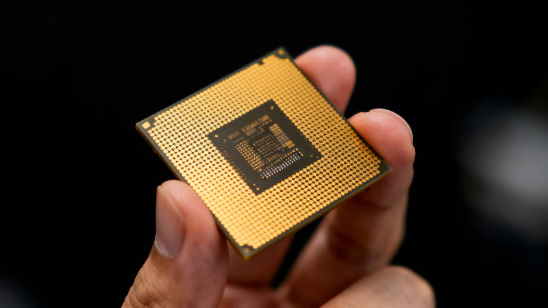 手持金色CPU特写镜头图片