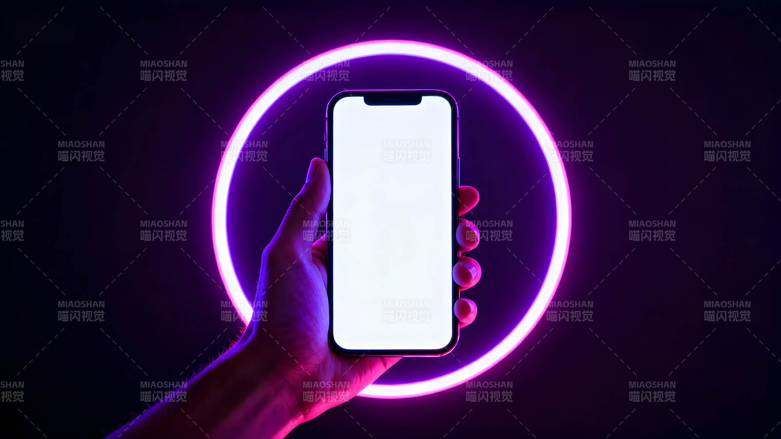 手持手机在紫光圈中图片