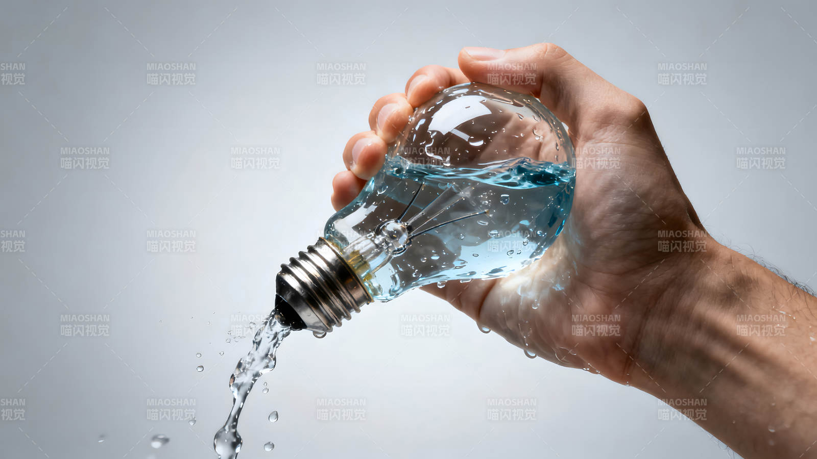 手握灯泡蓝色液体倾泻而出图片