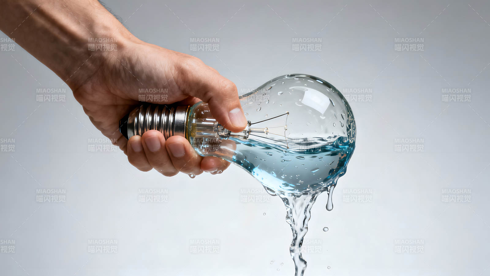 手握装水的灯泡图片