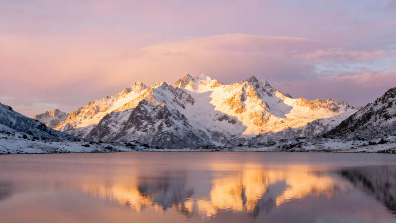 雪山湖泊日出唯美景象图片