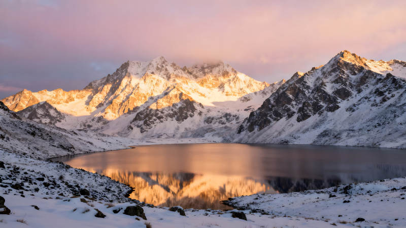 雪山湖泊日出景象壮丽景色图片