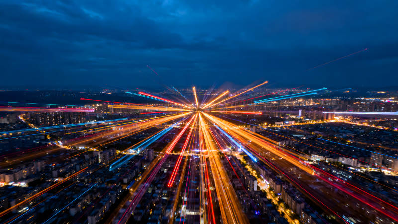 夜景灯光放射城市光束景象图片