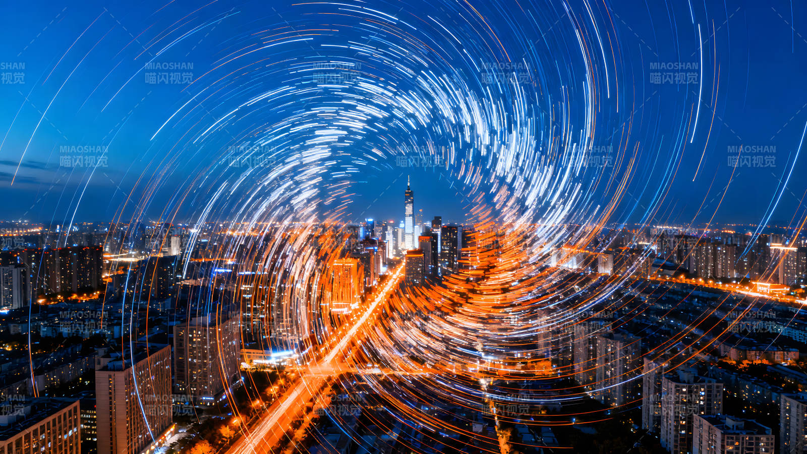 城市夜景灯光轨迹漩涡图片