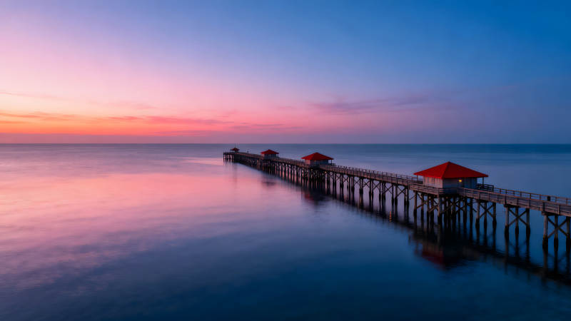 海边长桥与绚丽晚霞图片