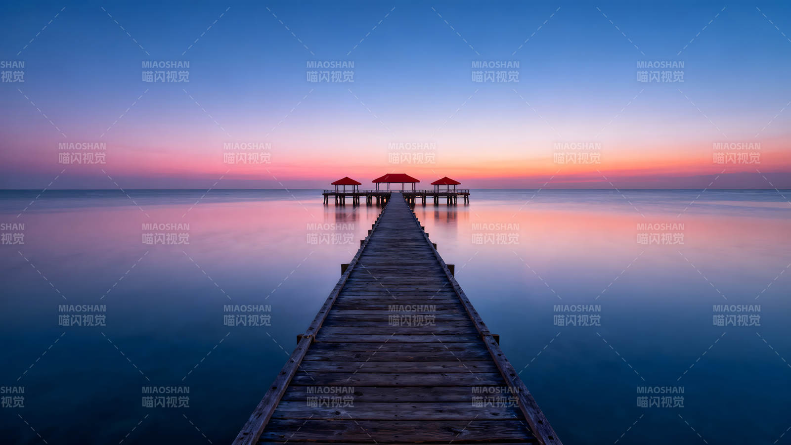 海边长廊日出景象天空被色彩晕染图片