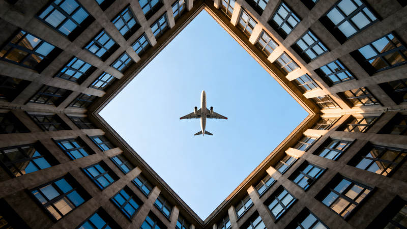 飞机穿梭楼宇天空俯瞰图片