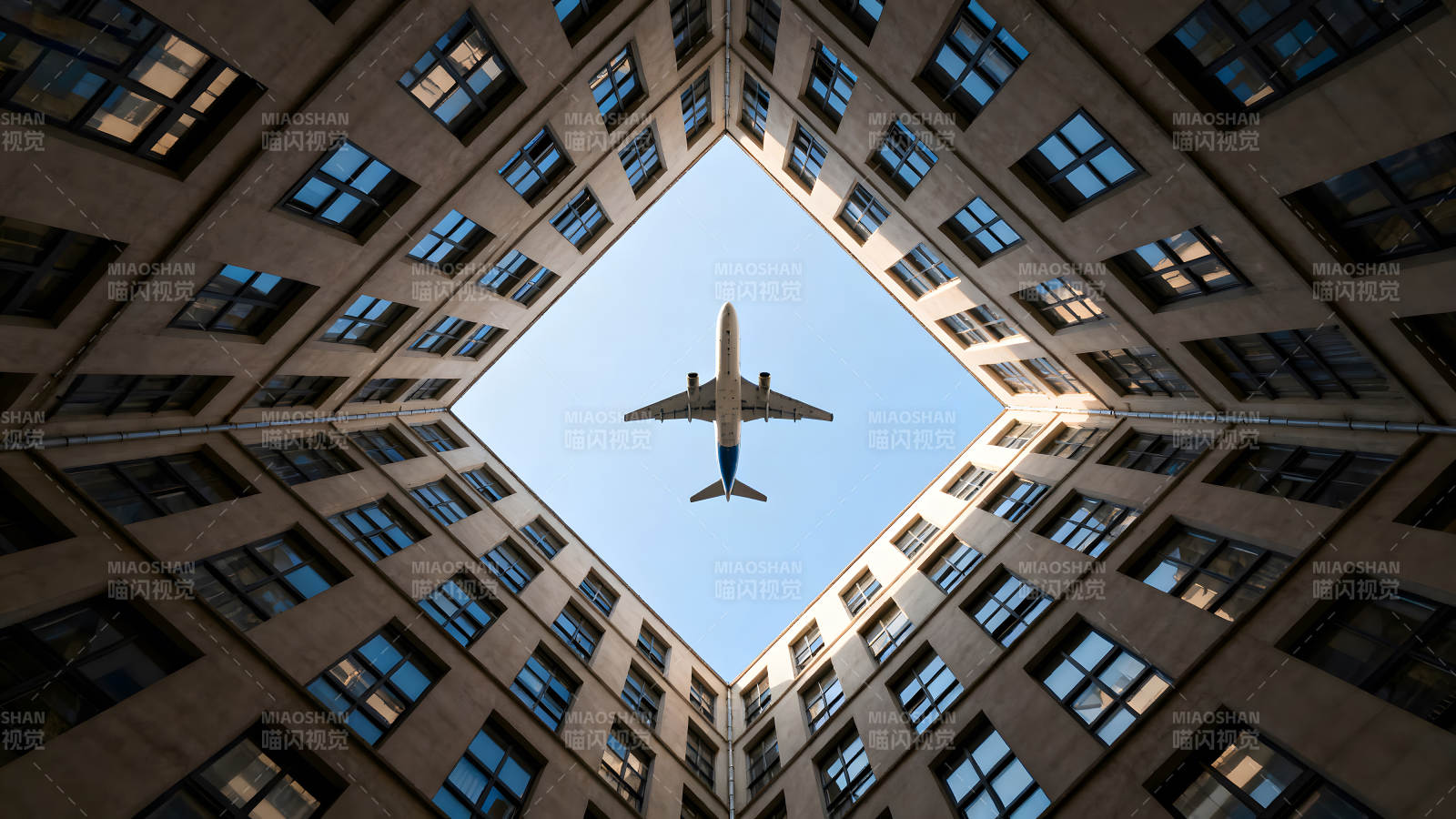 飞机穿过建筑物的方形天空图片