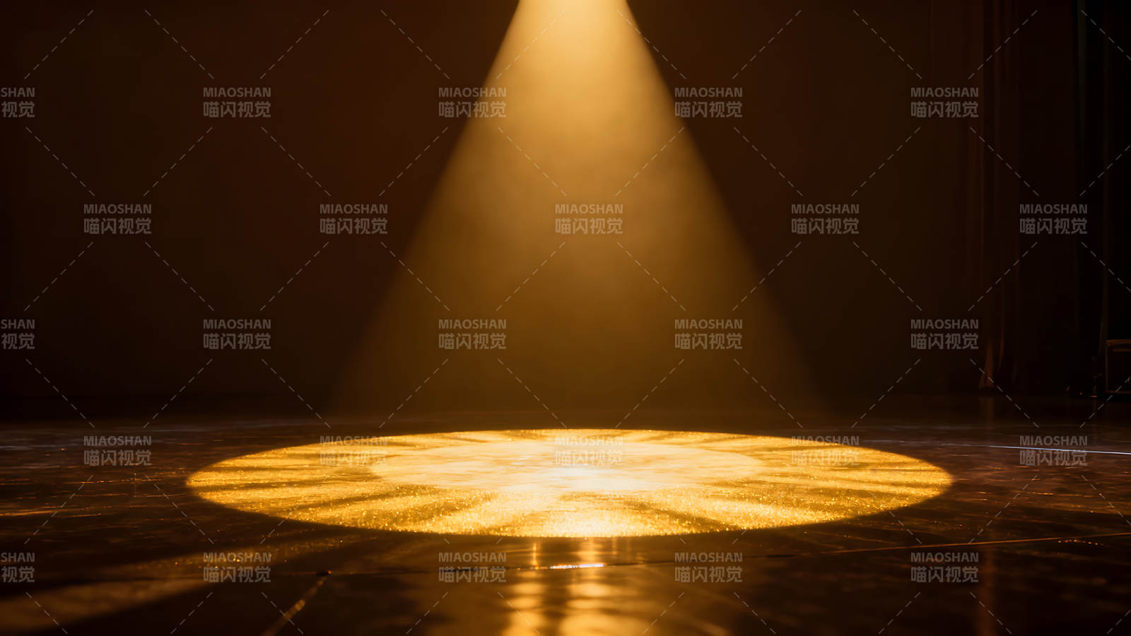 舞台聚光灯照亮圆形区域图片