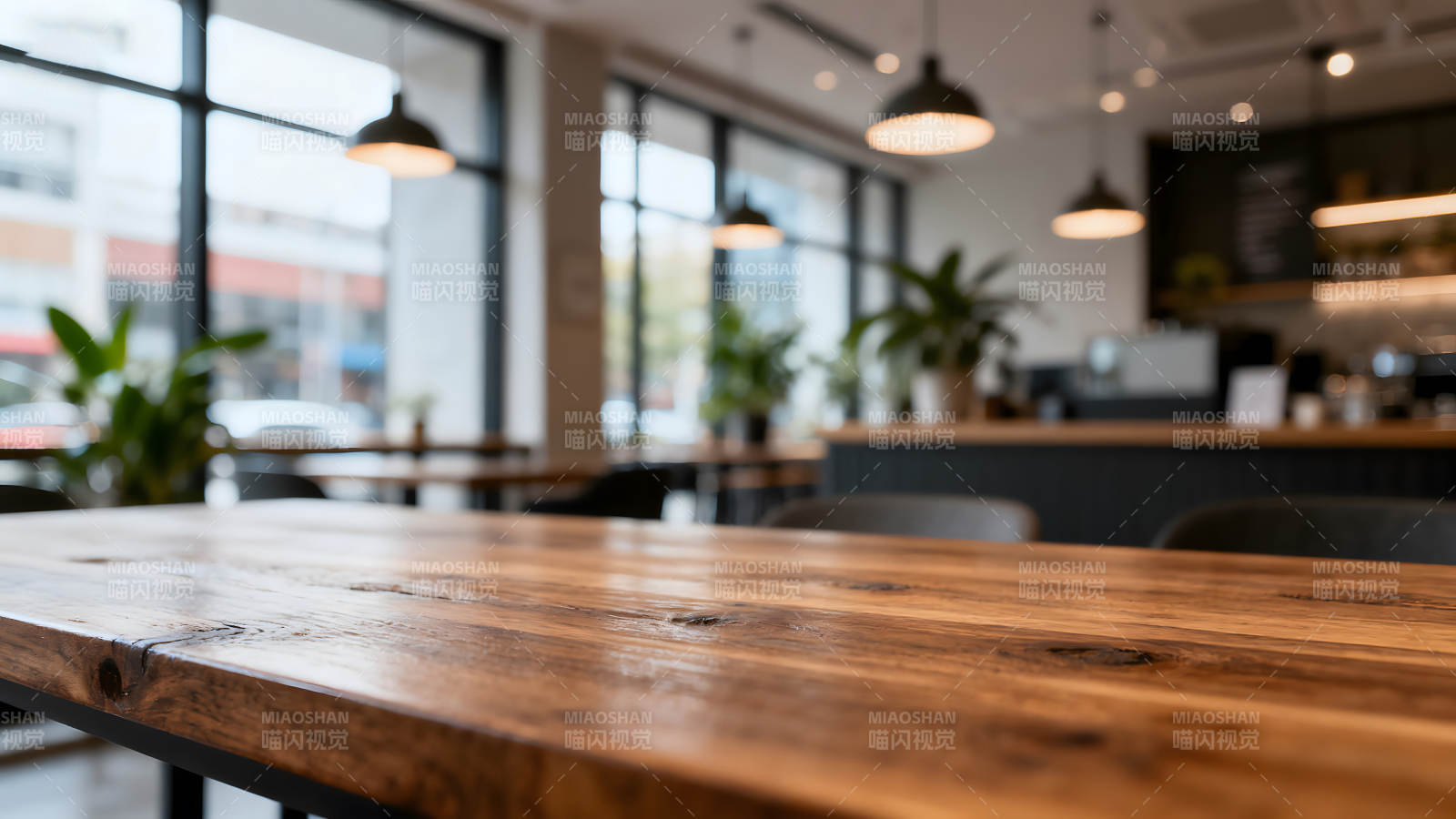 咖啡馆内木桌特写图片