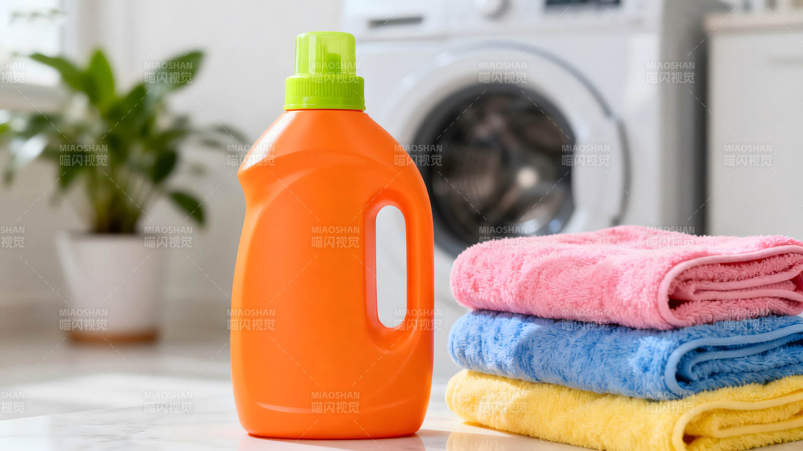 洗衣液和毛巾在洗衣房图片