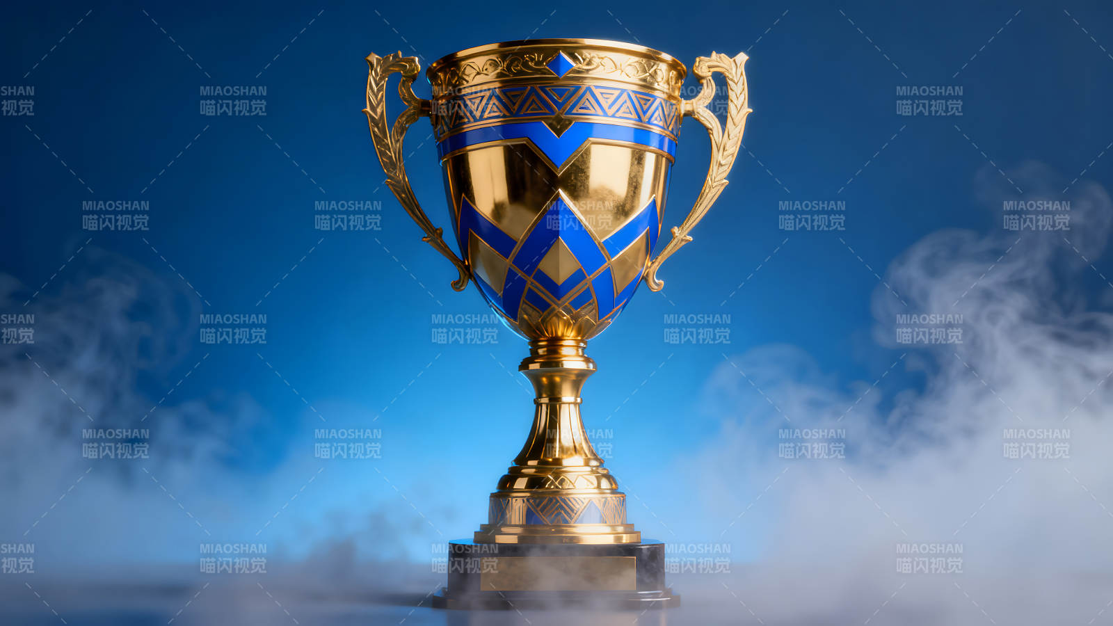 金杯特写蓝底烟雾背景图片