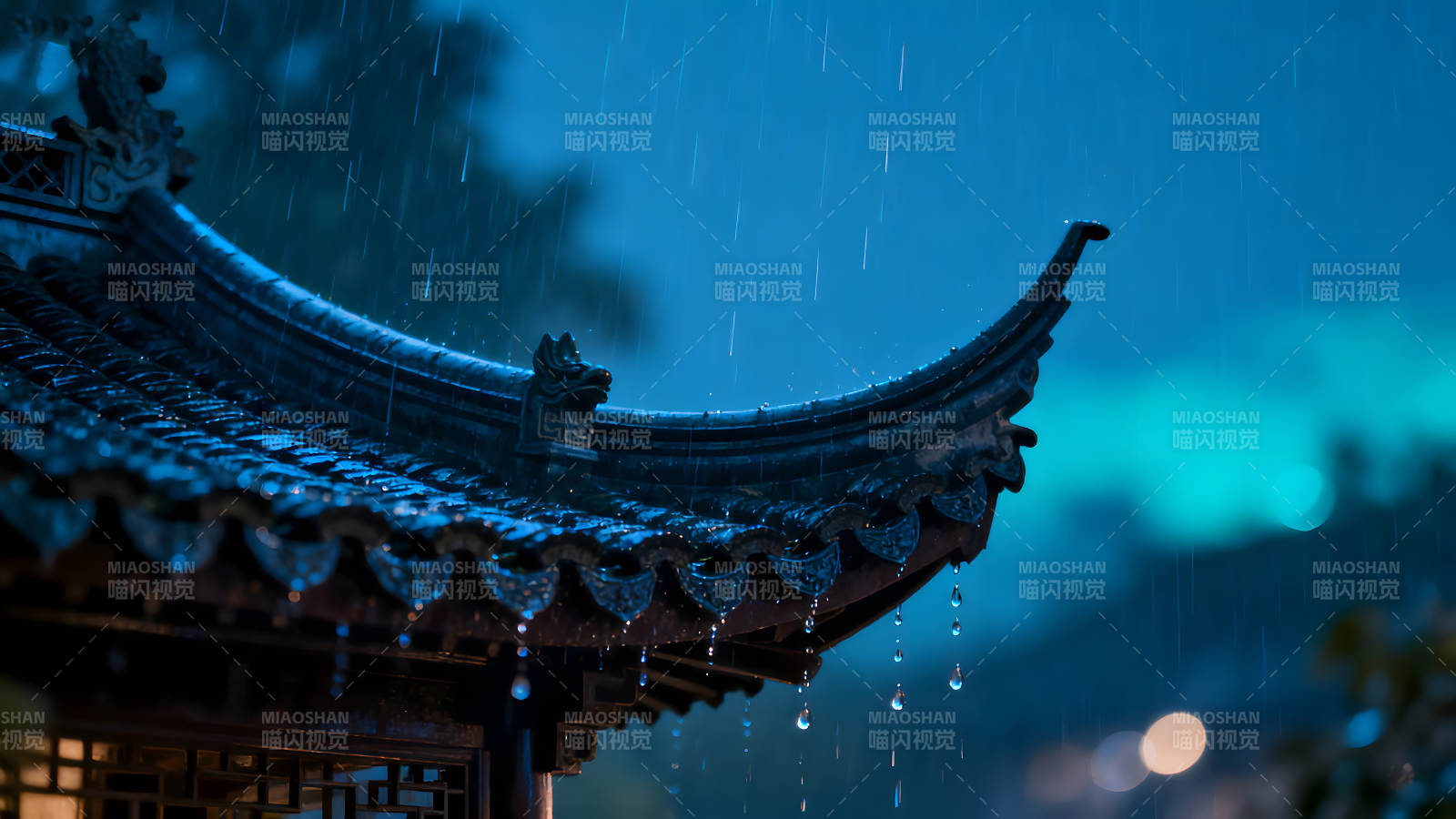 雨中亭檐水珠晶莹氛围感十足图片