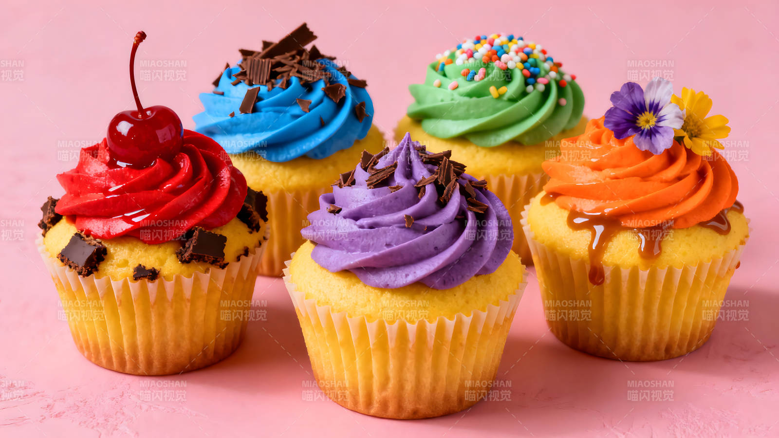 五彩缤纷的纸杯蛋糕特写图片