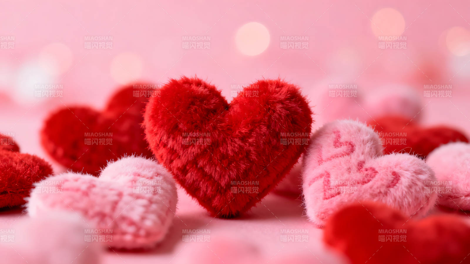 毛茸茸的心形情人节装饰品图片