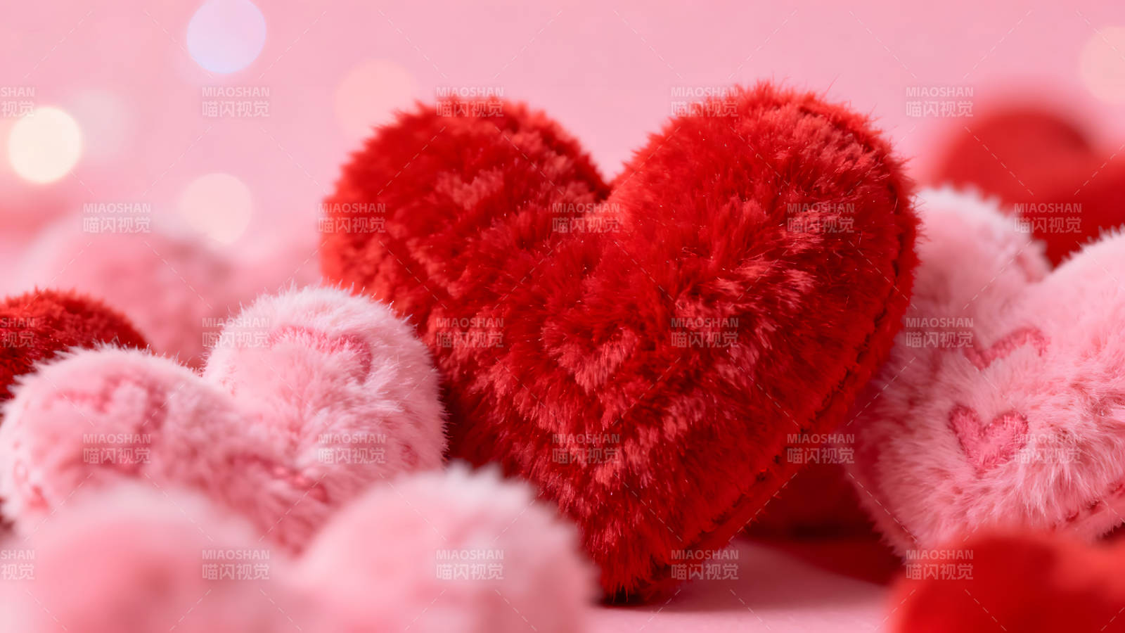毛绒心形簇拥爱意粉色温馨图片