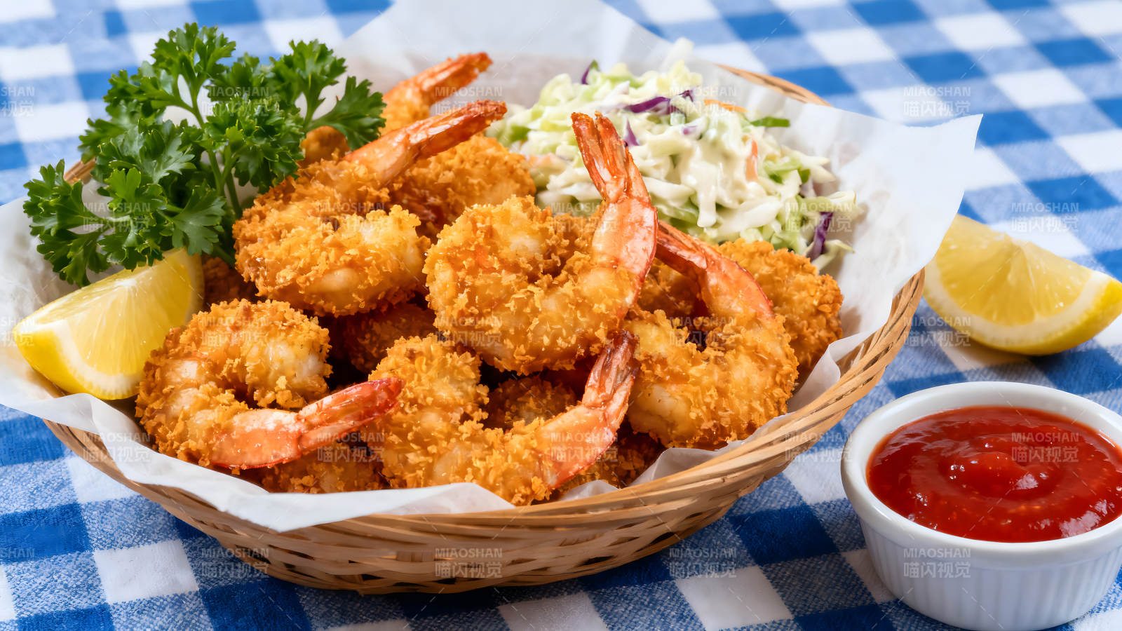 炸虾配炸虾酱和蔬菜沙拉图片