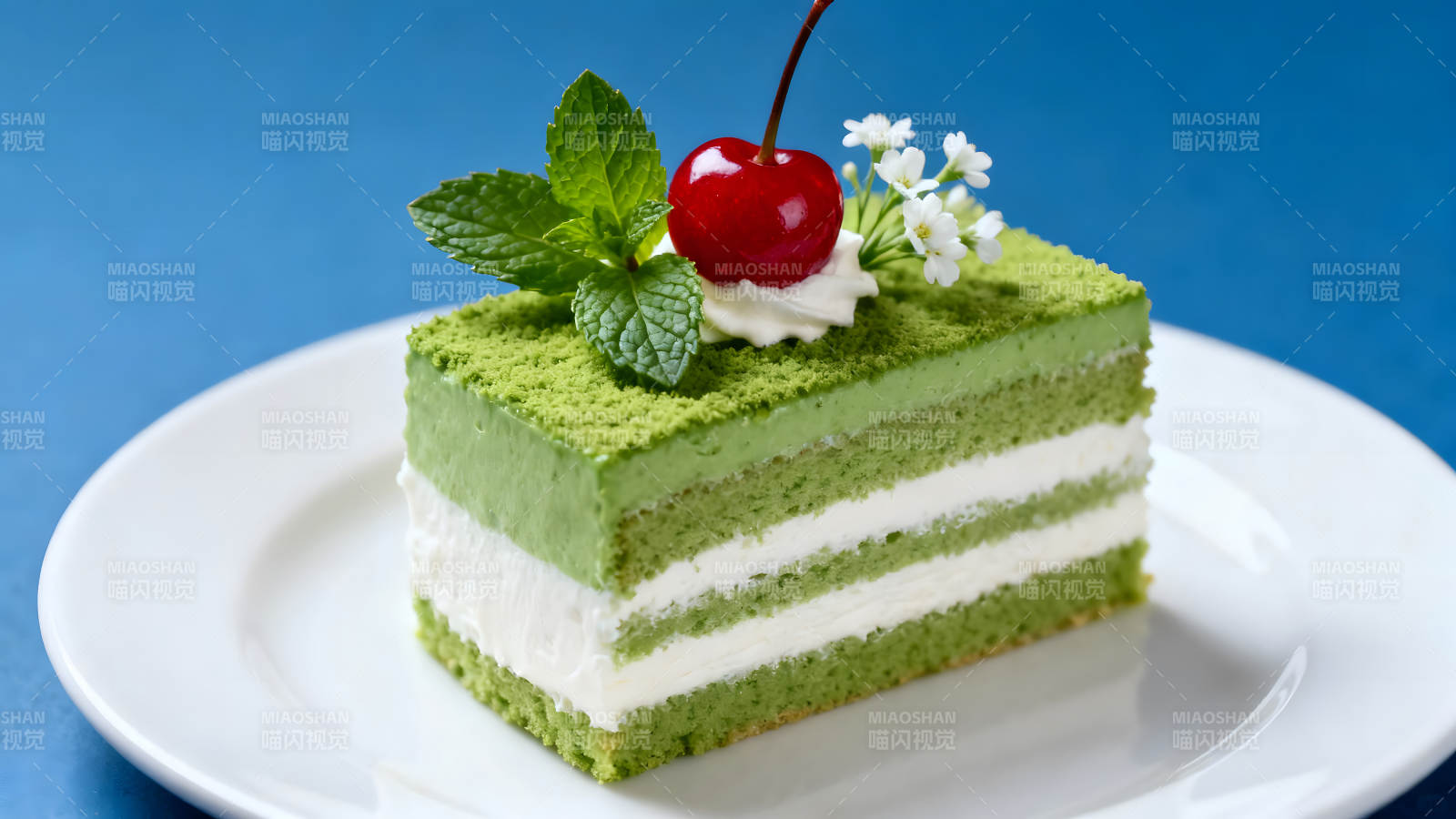 抹茶蛋糕搭配樱桃与薄荷图片