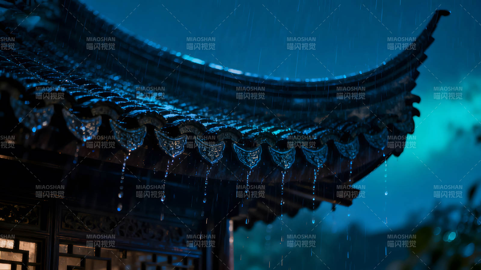 雨夜古建筑屋檐滴水景象图片